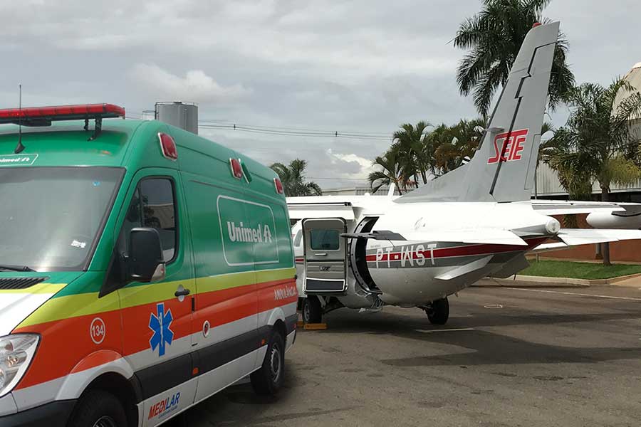 Aeronaves com porta baixa, facilitando o embarque e desembarque do paciente.