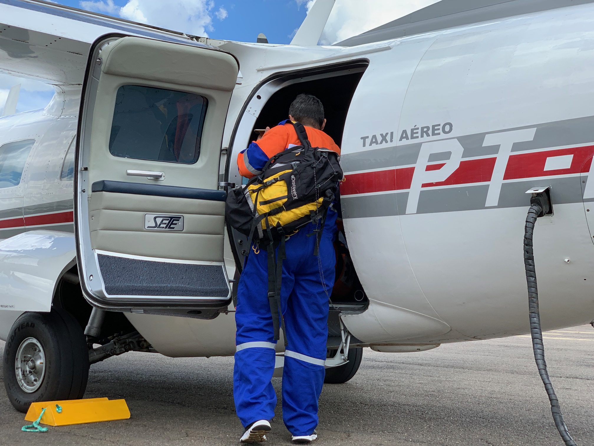 Médico dentro do avião preparando para decolar com a UTI AÉREA.